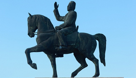 Pétition pour que les autorités remettent la statue du président Bourguiba sur l'Avenue Bourguiba