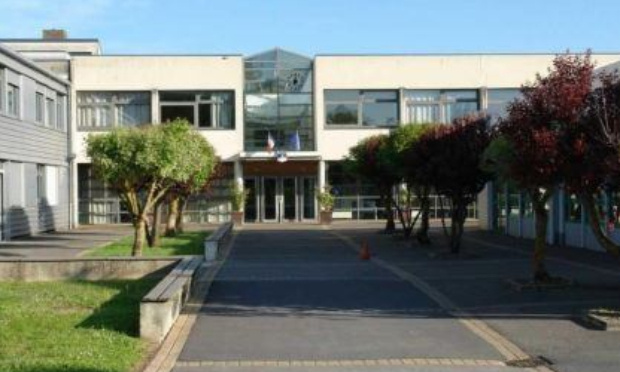 Facilité l'accès aux toilettes des élèves du collège Léon Droussent de Coucy-le-Château-Auffrique.