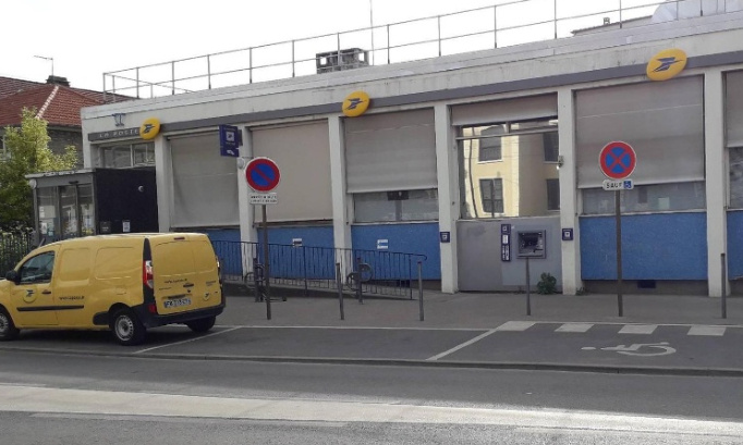 Contre la nouvelle réduction des horaires dans les bureaux de La Poste en Val-de-Marne !