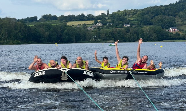 Garder les bateaux à moteur sur le lac des settons