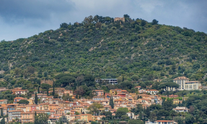 Stop au béton à Bormes Village, l'un des plus beaux sites du Var !