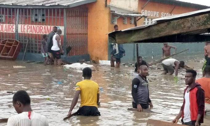 Occupation anarchique et illégale du bassin d'orage (gros trou) Abobo 2e Arrêt autoroute mobile par M. FONGORO Djibril.