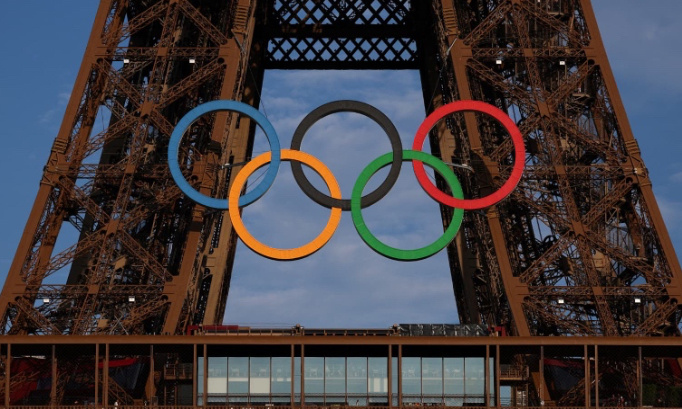 Préservons la Tour Eiffel : Non à la Dénaturation par les Anneaux Olympiques !