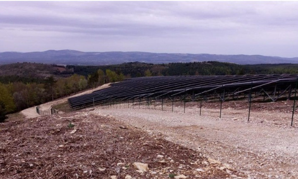 Opposition aux parcs photovoltaïques détruisant les forêts et les terres agricoles des monts d'Albion