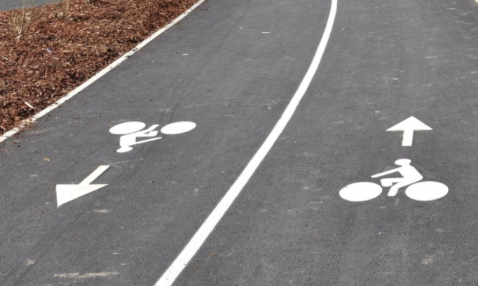 Lisieux sûre et rapide à vélo avec la grande piste cyclable entre la gare et les lycées